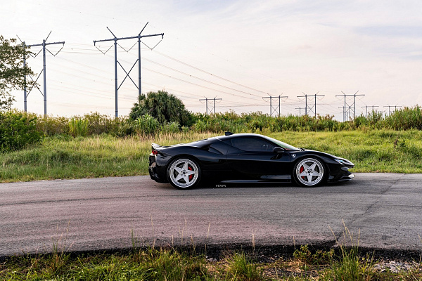 Фото дисков Strasse Wheels F5 Track Глянцевый лак на Ferrari SF90
