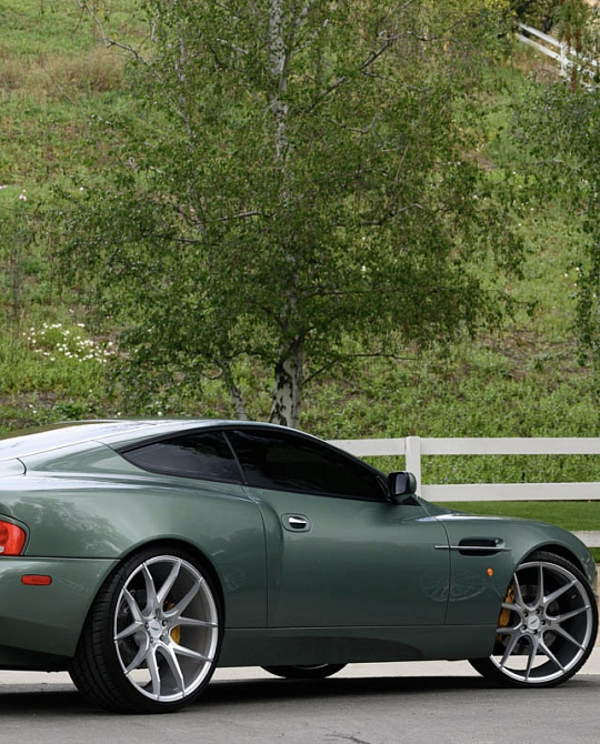 Фото дисков BM14 Глянцевый лак на Aston Martin Vaquish 1