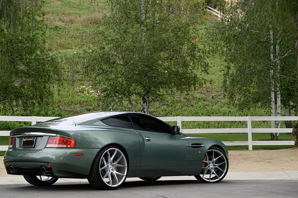 Фото дисков Savini BM14 Глянцевый лак на Aston Martin Vaquish 1