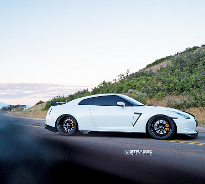 Фото дисков Strasse Wheels R10 Performance на Nissan GT-R