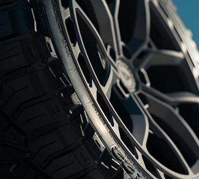 Фото дисков Vossen UV-X на Land Rover Defender II