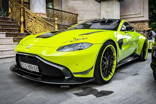 Фото дисков Strasse Wheels SV10M Deep Concave FS Другой цвет на Aston Martin Vantage 2
