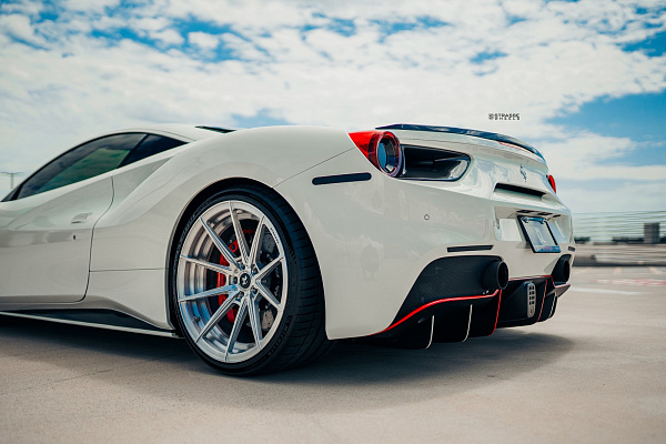 Фото дисков Strasse Wheels SV10 Deep Concave Duoblock Глянцевый лак на Ferrari 488