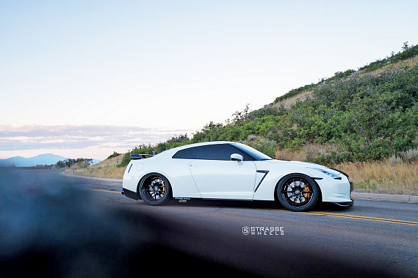 Фото дисков Strasse Wheels R10 Performance Черный глянец на Nissan GT-R