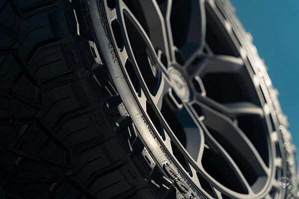 Фото дисков Vossen UV-X Матовый графит на Land Rover Defender II