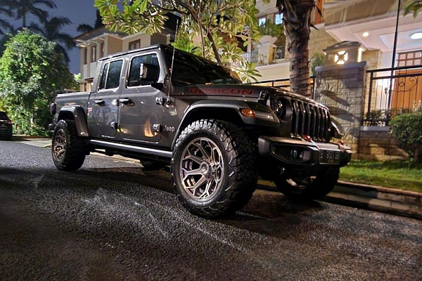 Фото дисков 4PLAY 4P80R Глянцевый графит на Jeep Gladiator II (JT)