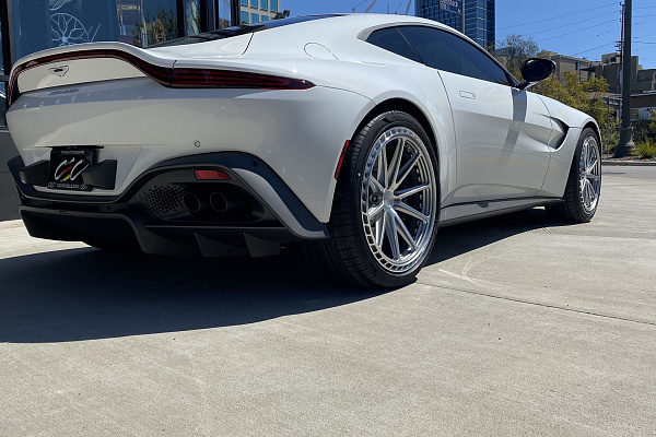 Фото дисков CEC C111 Глянцевый лак на Aston Martin Vantage 4