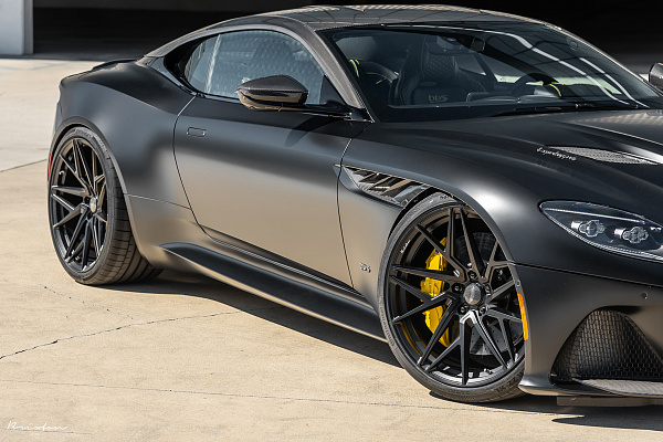 Фото дисков Brixton Forged PF8 Черный сатин на Aston Martin DBS 3