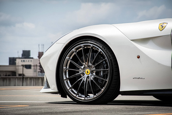 Фото дисков HRE P103 Глянцевый темный лак на Ferrari F12
