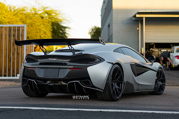 Фото дисков Strasse Wheels SM5R Deep Concave Monoblock Черный глянец на McLaren 570S