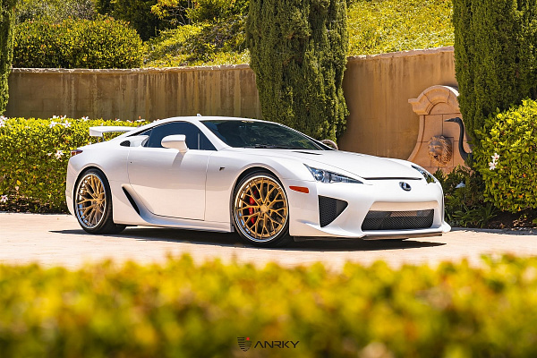 Фото дисков Anrky AN30 Сатиновое золото на Lexus LFA