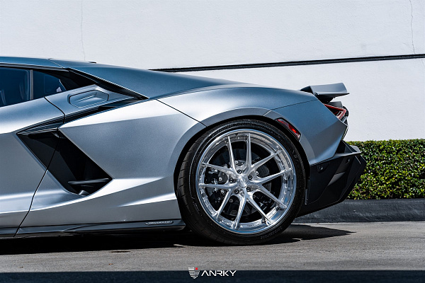 Фото дисков Anrky XR-301 Глянцевый лак на Lamborghini Revuelto
