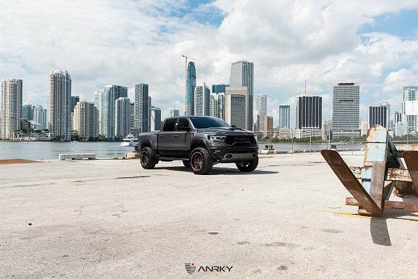 Фото дисков Anrky AN36 Сатиновая бронза на Ram 1500 V