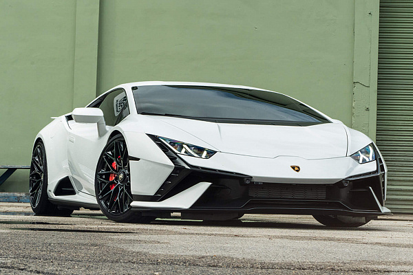 Фото дисков HRE P200 Черный глянец на Lamborghini Huracan