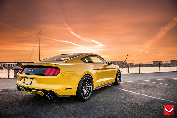 Фото дисков Vossen VFS-2 Глянцевый графит на Ford Mustang VI