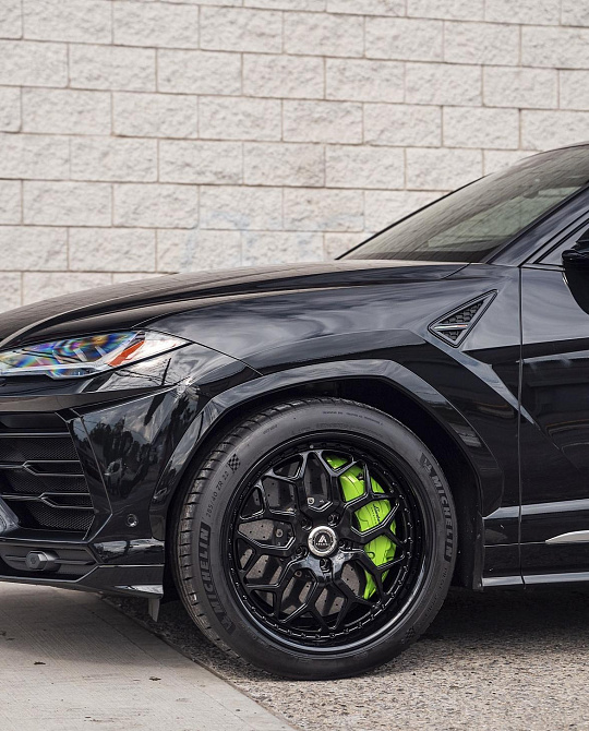 Фото дисков AS224 VICE 5 Черный глянец на Lamborghini Urus