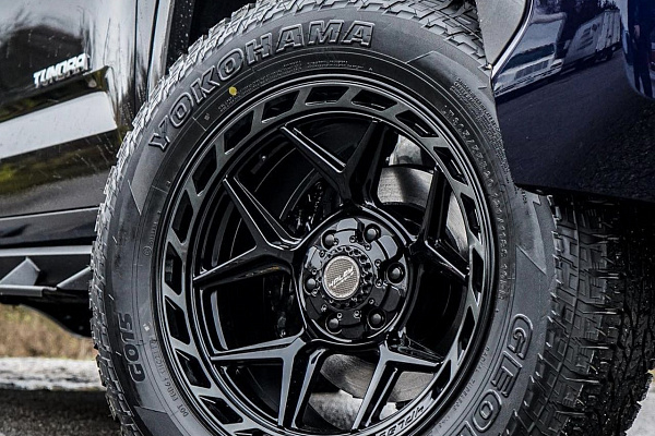 Фото дисков 4PLAY 4P55 Черный глянец на Toyota Tundra III