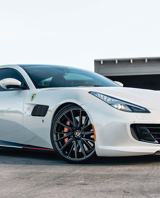 Фото дисков HF-4T Черный глянец на Ferrari GTC4Lusso
