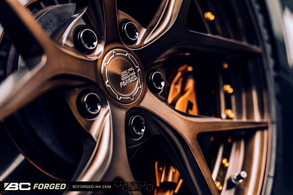 Фото дисков BC Forged HCS21 Глянцевая бронза на Cadillac ATS