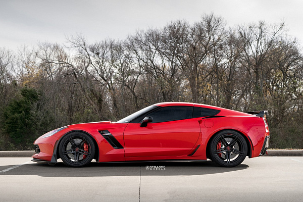 Фото дисков Strasse Wheels SP5R Deep Concave Monoblock Черный сатин на Chevrolet Corvette C7