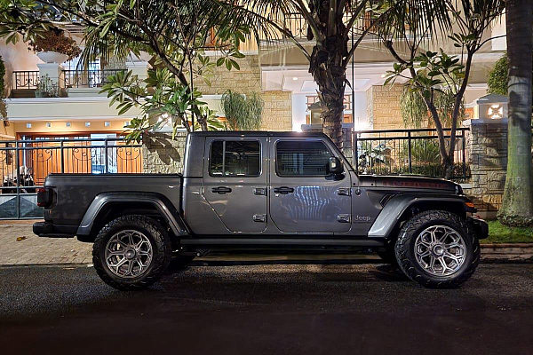 Фото дисков 4PLAY 4P80R Глянцевый графит на Jeep Gladiator II (JT)