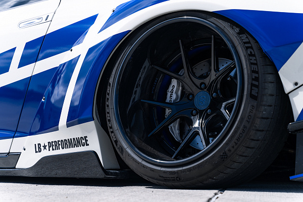 Фото дисков Strasse Wheels SM5R Deep Concave FS Черный глянец на Nissan GT-R