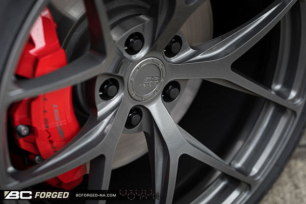 Фото дисков BC Forged RZ21 Глянцевый графит на Chevrolet Corvette C8