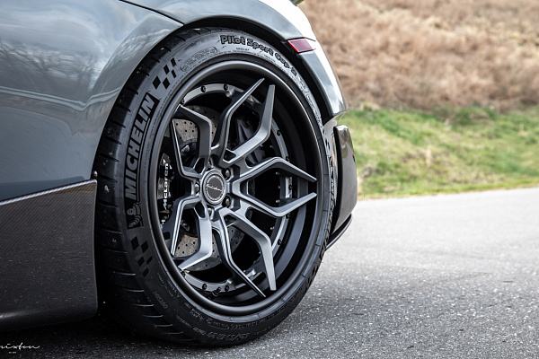 Фото дисков Brixton Forged PF9 Сатиновый графит на McLaren 600
