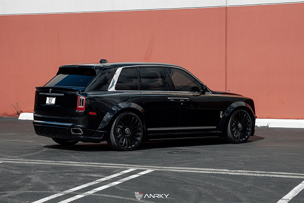 Фото дисков Anrky RF-282 Черный глянец на Rolls-Royce Cullinan