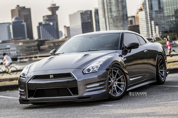 Фото дисков Strasse Wheels R10 Deep Concave Сатиновый темный лак на Nissan GT-R