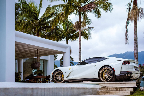 Фото дисков HRE P101 Сатиновая шампань на Ferrari 812