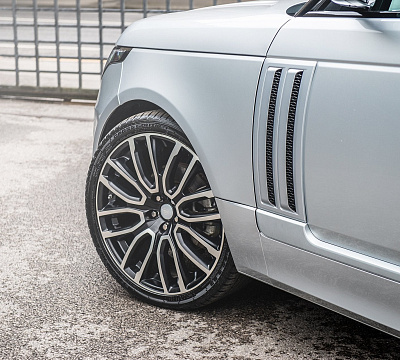 Фото дисков Kahn Pace Car на Range Rover IV