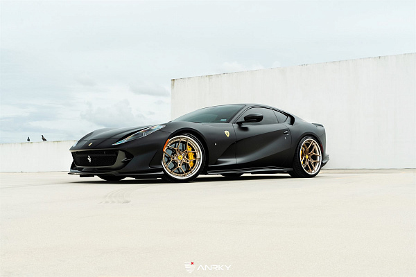 Фото дисков Anrky S3-X4 Глянцевое темное золото на Ferrari 812