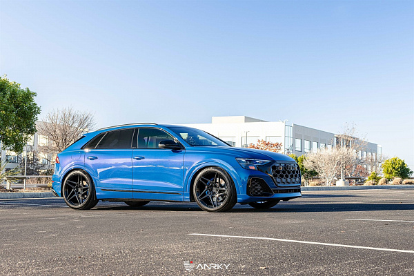 Фото дисков Anrky S1-X3 Черный глянец на Audi Q8