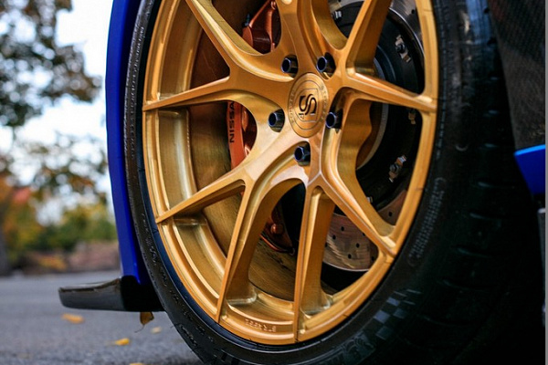 Фото дисков Strasse Wheels SM5R Deep Concave Monoblock Сатиновое золото на Nissan GT-R