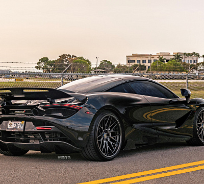 Фото дисков Strasse Wheels SV10M Deep Concave FS на McLaren 720S