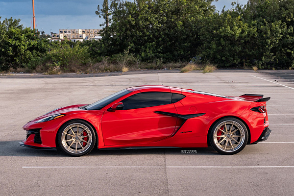 Фото дисков Strasse Wheels SV10 Deep Concave FS Сатиновая шампань на Chevrolet Corvette C8