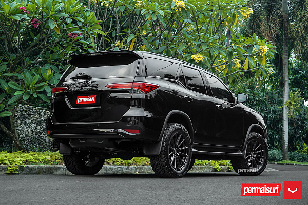 Фото дисков Vossen HF6-1 Черный сатин на Toyota Fortuner II