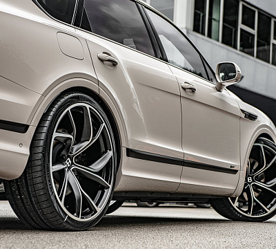 Фото дисков Kahn Type 54 на Bentley Bentayga