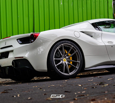 Фото дисков HRE P104 на Ferrari 488