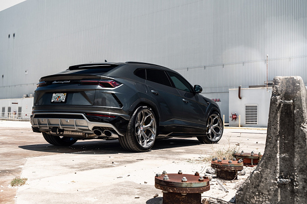 Фото дисков HRE P111SC Глянцевый темный лак на Lamborghini Urus