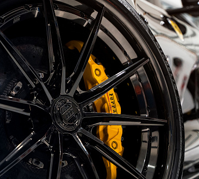 Фото дисков 1886 Wheels G010 на Ferrari 812