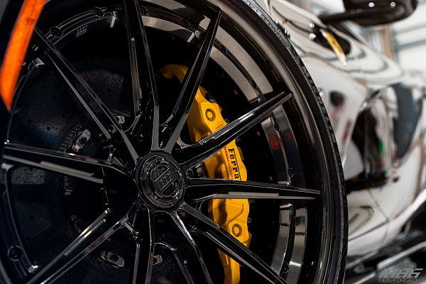 Фото дисков 1886 Wheels G010 Черный глянец на Ferrari 812