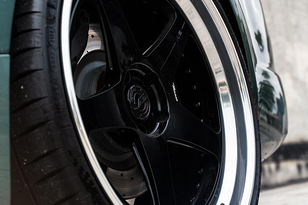 Фото дисков AL13 C005R Черный глянец на Maserati Quattroporte VI