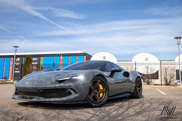 Фото дисков Brixton Forged TR05 Сатиновая бронза на Ferrari 296