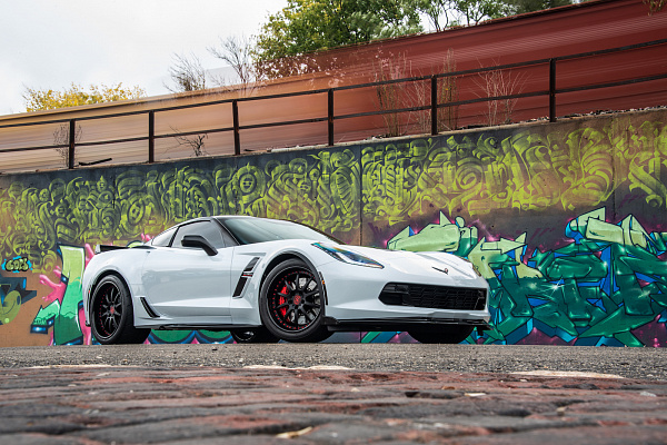 Фото дисков Strasse Wheels R10 Signature Черный сатин на Chevrolet Corvette C7