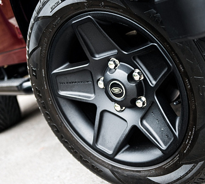 Фото дисков Kahn Mondial Retro на Land Rover Defender I