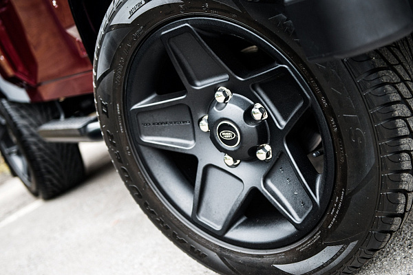 Фото дисков Kahn Mondial Retro  на Land Rover Defender I