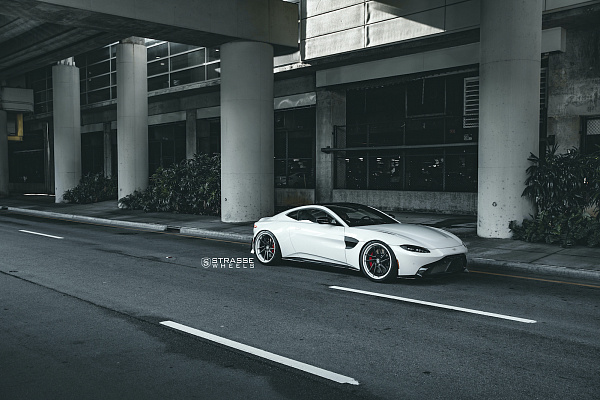 Фото дисков Strasse Wheels SV1T Deep Concave FS Другой цвет на Aston Martin Vantage 2