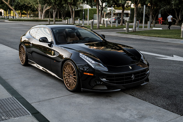 Фото дисков Brixton Forged HS1 Сатиновое темное золото на Ferrari FF
